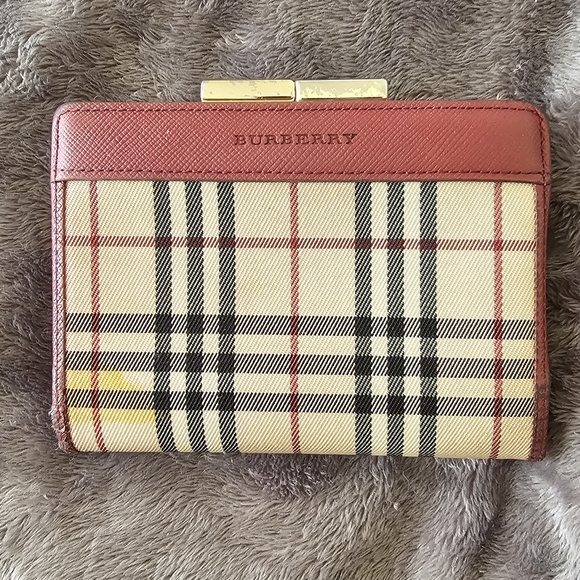 Burberry Kisslick bifold wallet in Nova Check. VGUC - Picture 1 of 14